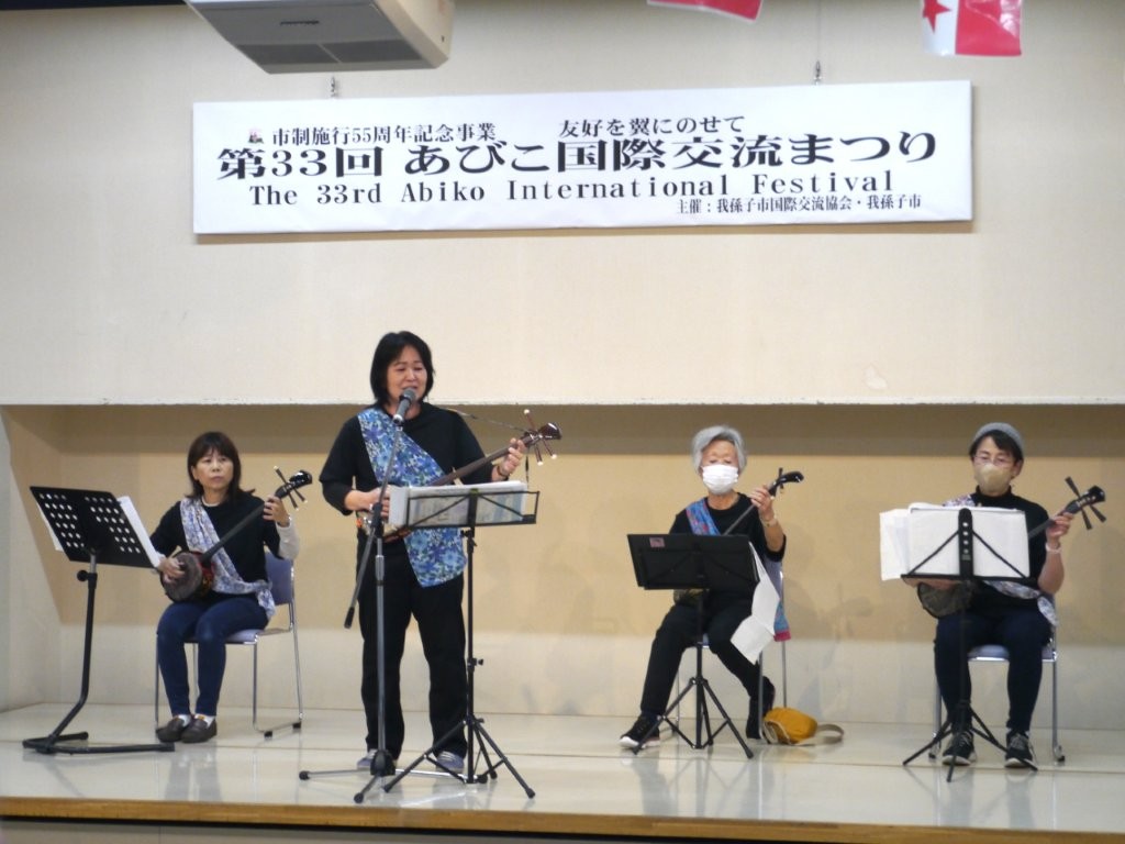 三線の演奏と歌(ウタ結イ)