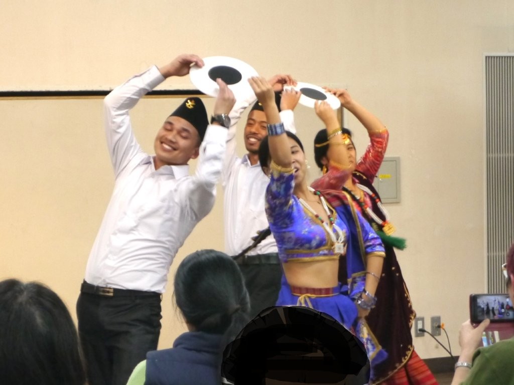 ネパールの踊り(AOI日本語学院学生)