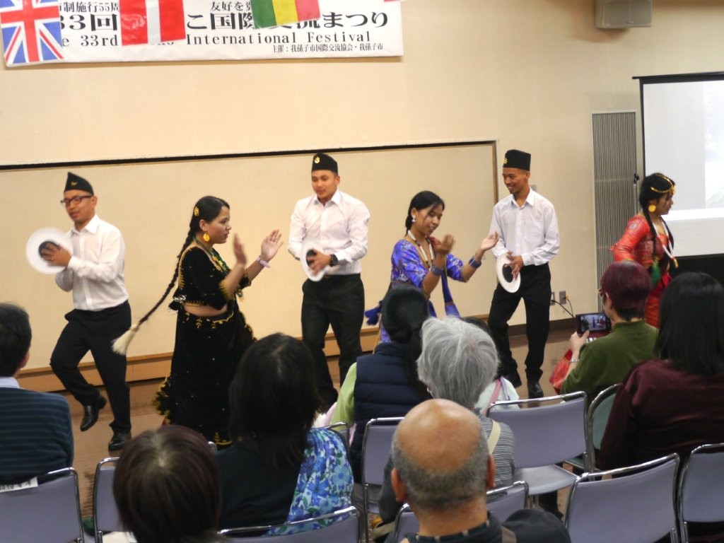 ネパールの踊り(AOI日本語学院学生)