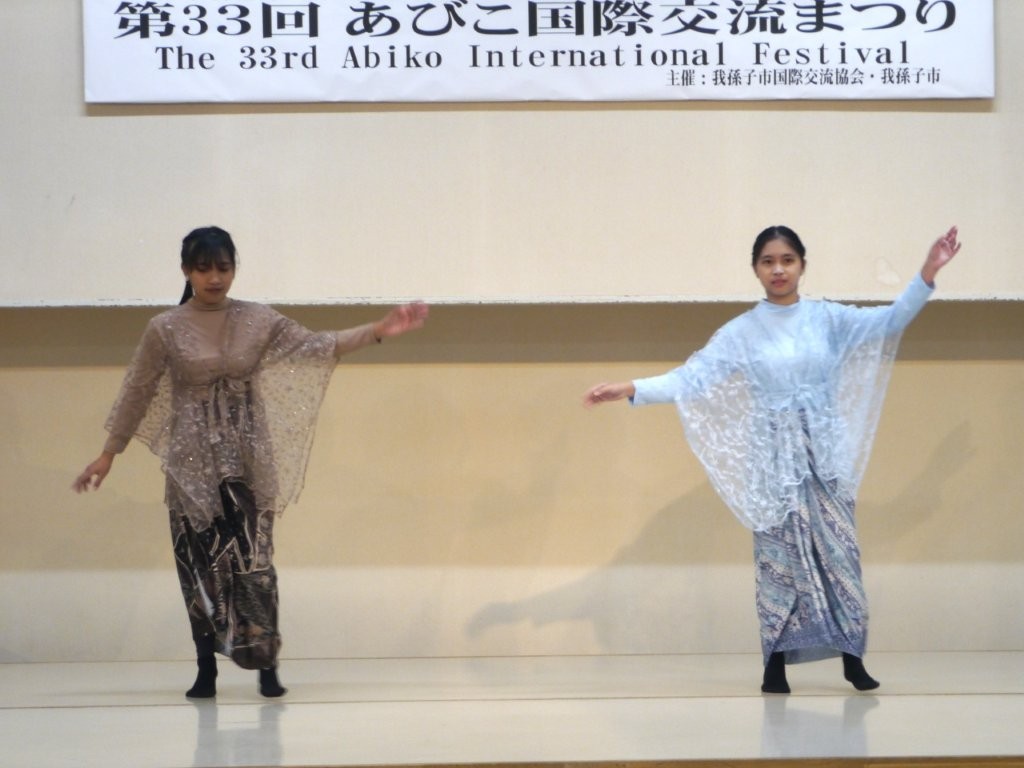 インドネシアの踊り(AOI日本語学院学生ペトシさん、ニアさん)