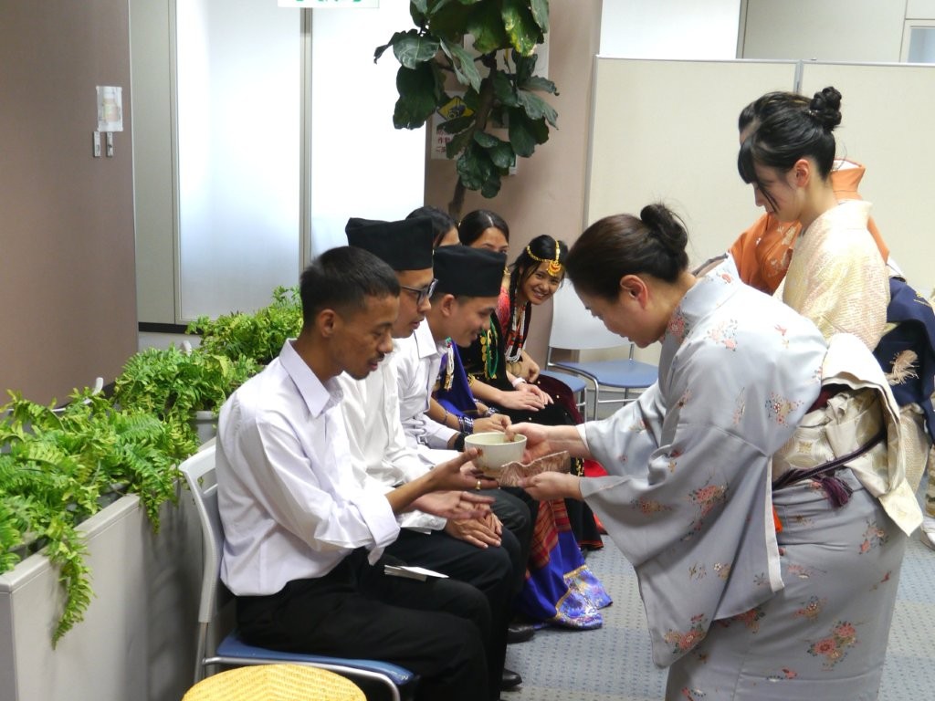 AOI日本語学院学生の茶道体験