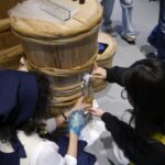 みりんの瓶詰めをするCGU学生